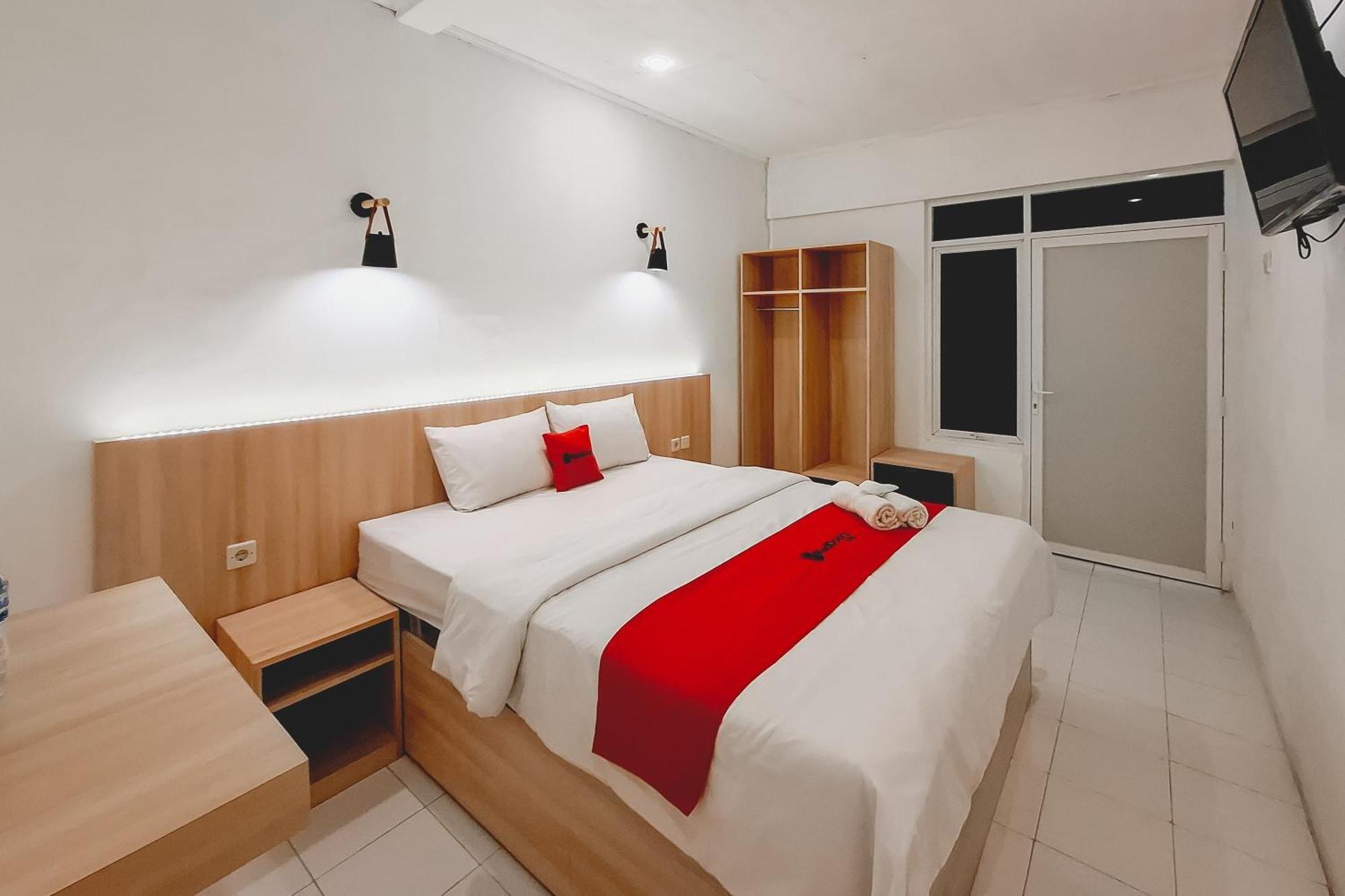 Hotel Reddoorz At Grand Mirza Near Pasar Grosir Batik Setono
