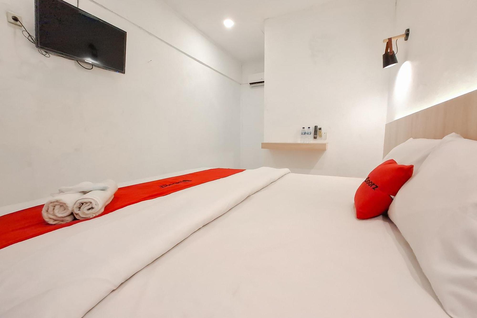 Hotel Reddoorz At Grand Mirza Near Pasar Grosir Batik Setono Pekalongan